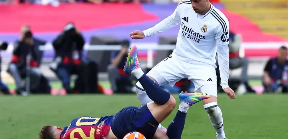Jugador de Barcelona caído durante el partido