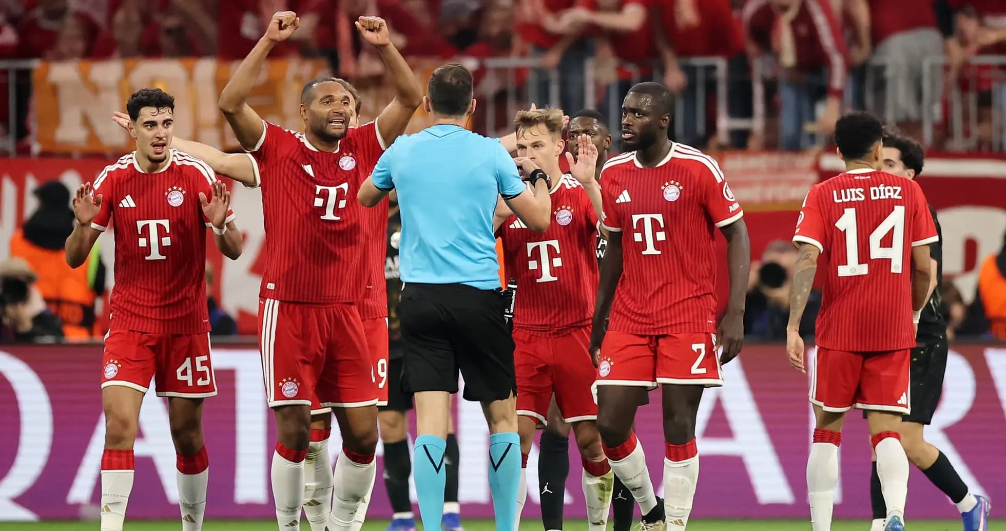 Jugadores de Bayern celebrando con el árbitro