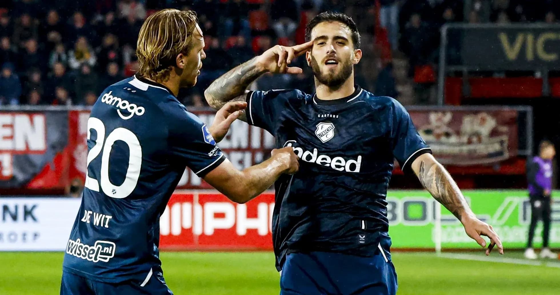 Jugadores de Utrecht celebrando un gol en el partido