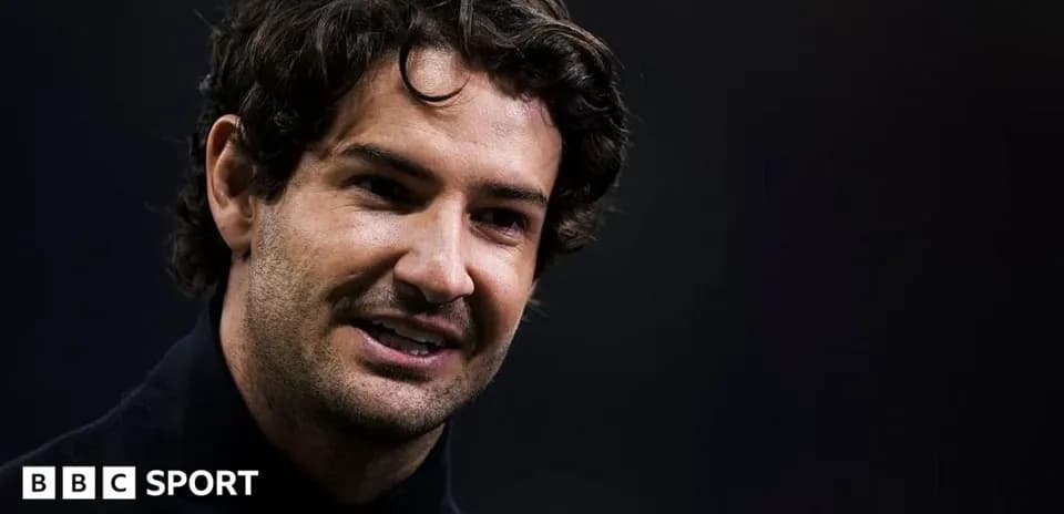 Hombre sonriendo en un fondo oscuro