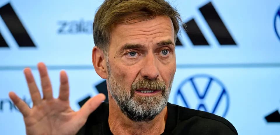 Entrenador hablando en una rueda de prensa