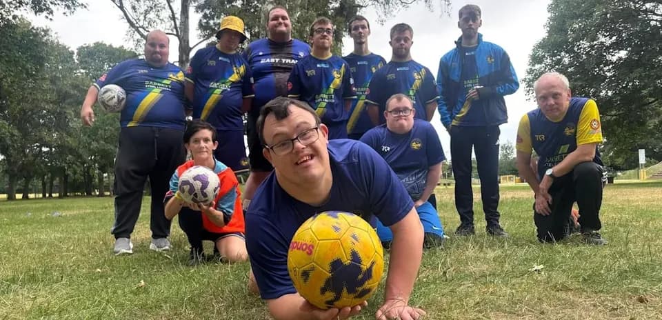 Grupo de jugadores de fútbol en el parque