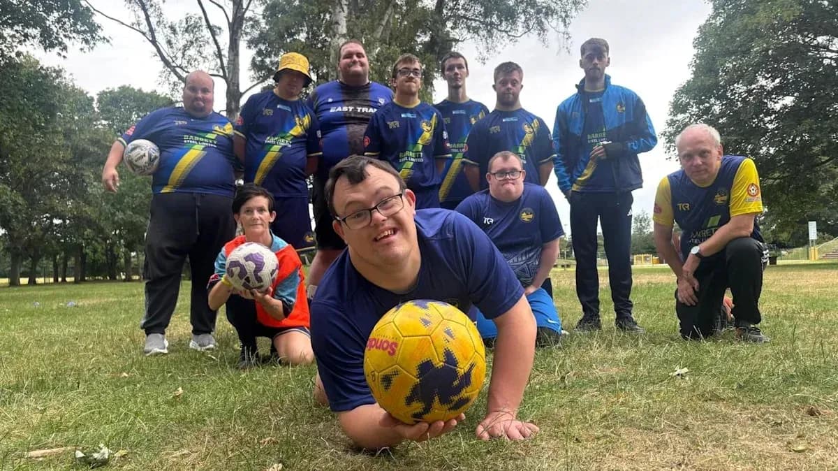 Grupo de jugadores de fútbol en el parque