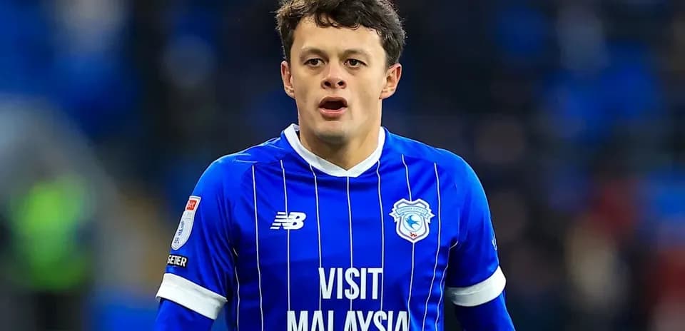 Jugador de Cardiff City en uniforme azul durante el partido