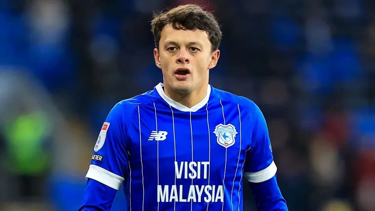 Jugador de Cardiff City en uniforme azul durante el partido