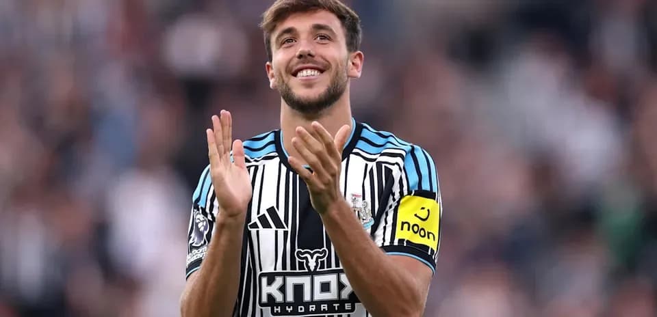 Jugador aplaudiendo en el estadio durante partido