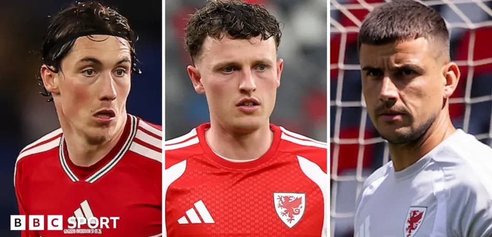Tres jugadores de fútbol de Gales en uniforme