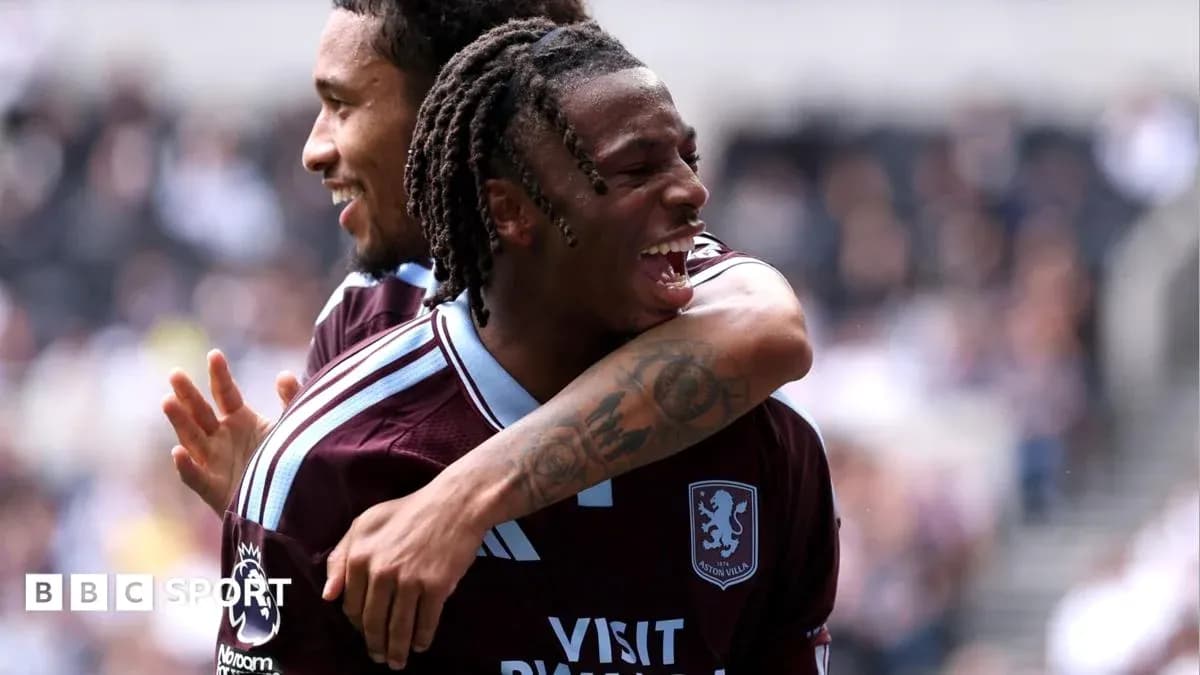 Jugadores de Aston Villa celebrando un gol