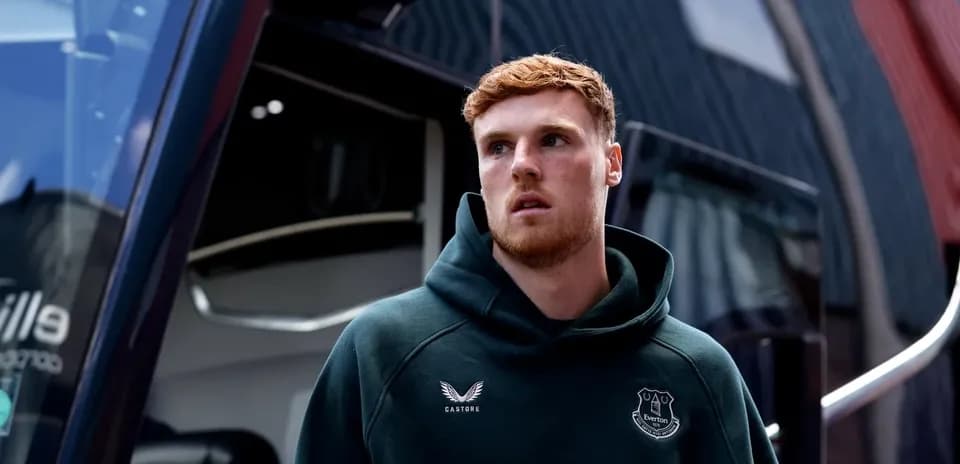 Jugador de Everton llegando al autobús del equipo