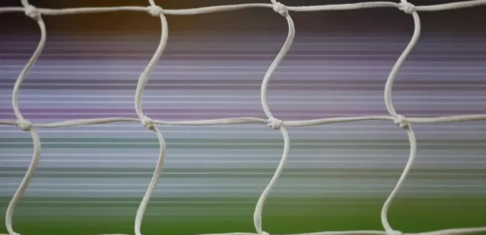 Red de gol con fondo difuminado en un campo