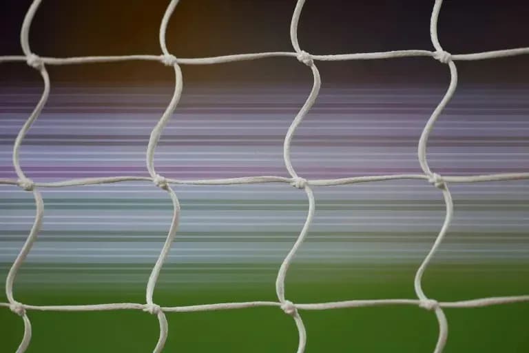 Red de gol con fondo difuminado en un campo