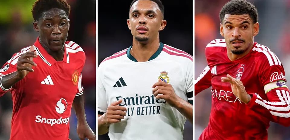 Tres jugadores en acción durante un partido de fútbol
