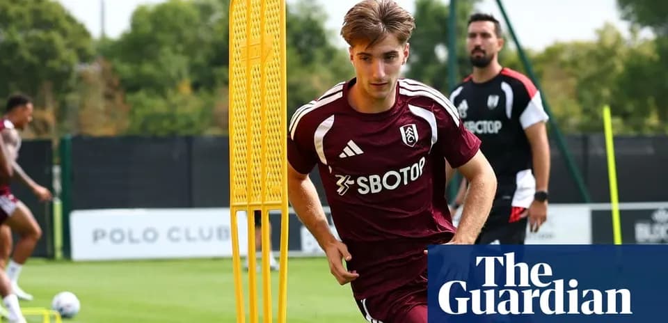 Jugador de Fulham entrenando en el campo