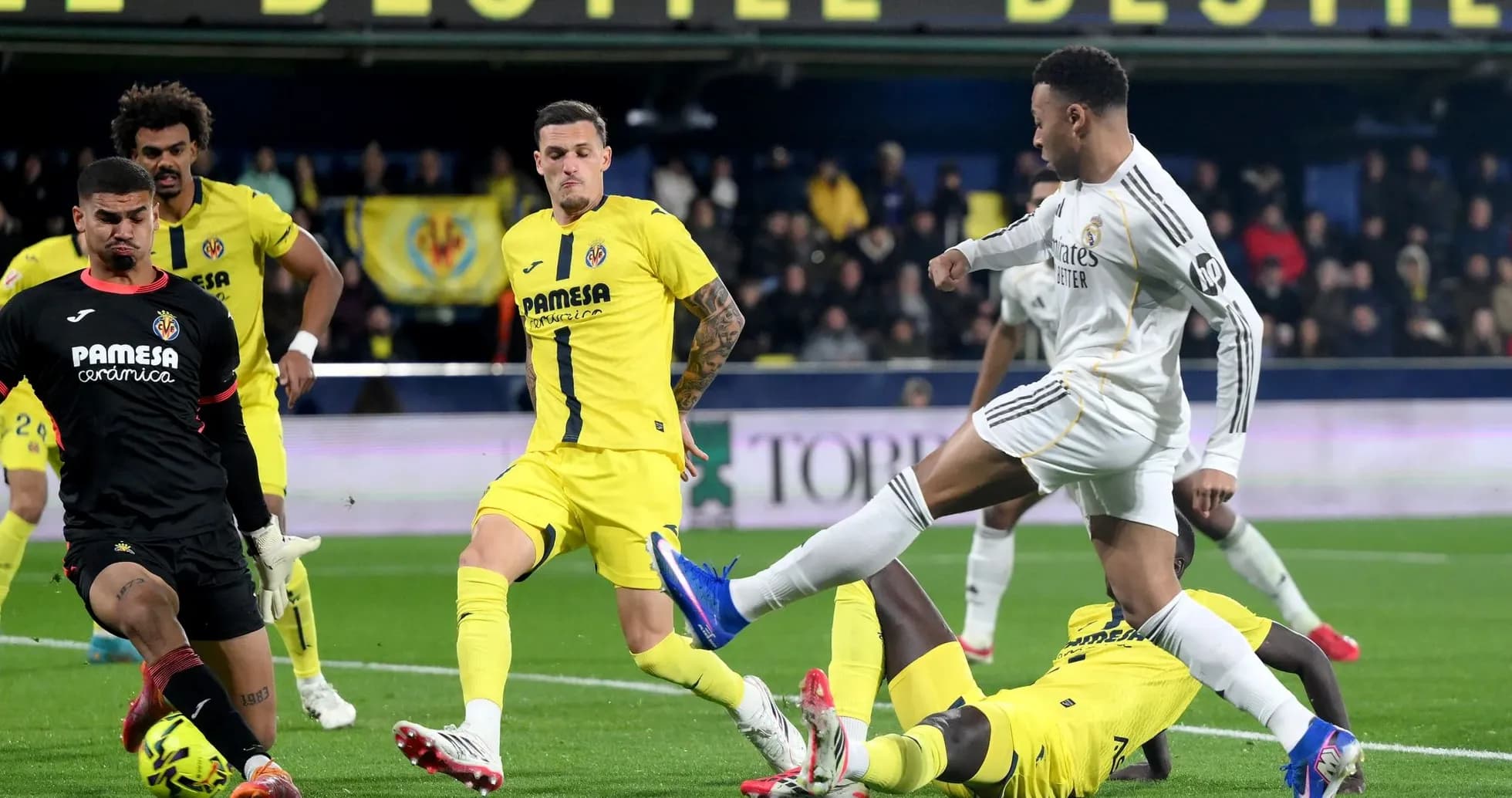 Jugador de Real Madrid en acción contra Villarreal