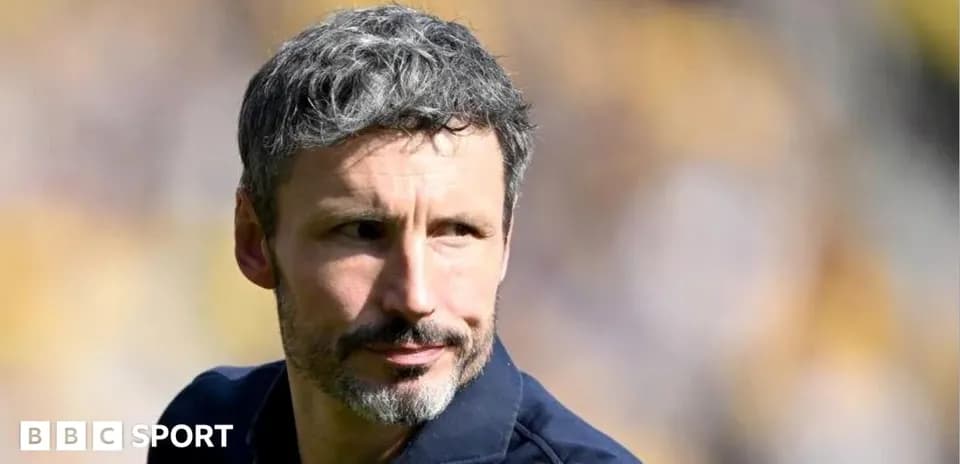 Entrenador observando el campo antes del partido
