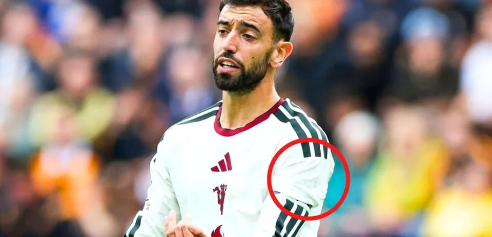 Jugador señalando en el campo durante el partido