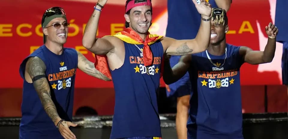 Jugadores celebrando con medallas en el escenario