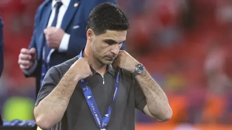Entrenador ajustando su medalla después del partido