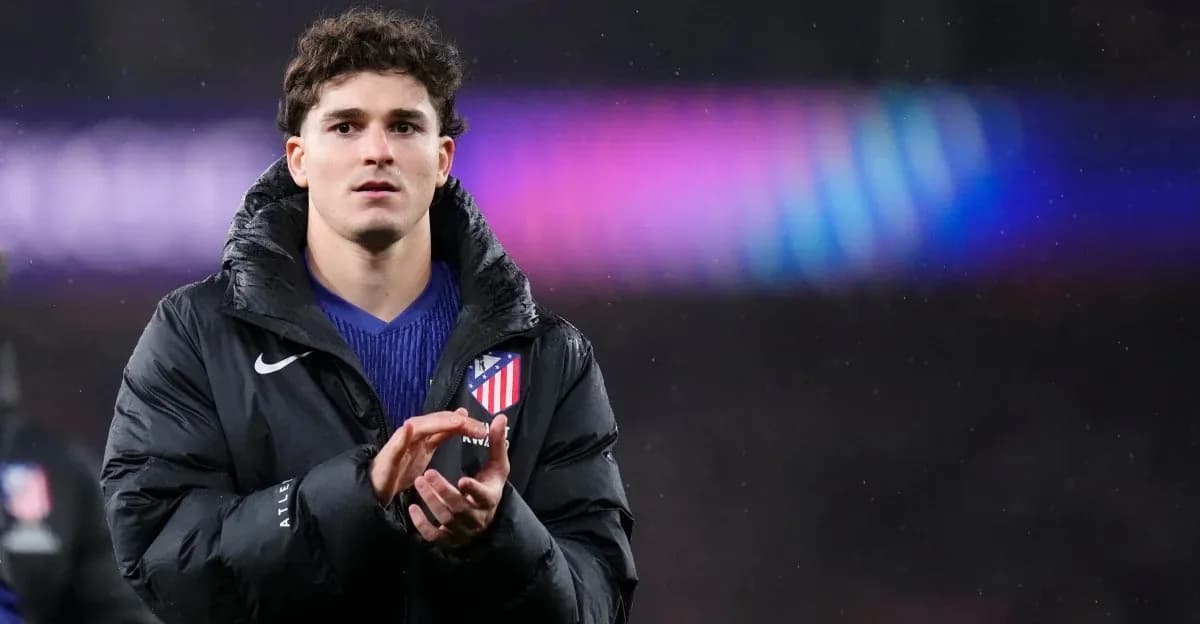 Jugador del Atlético de Madrid aplaudiendo en el campo