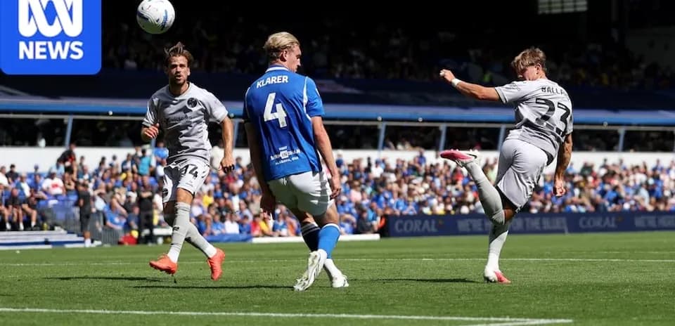Jugador realizando un tiro a puerta en el partido