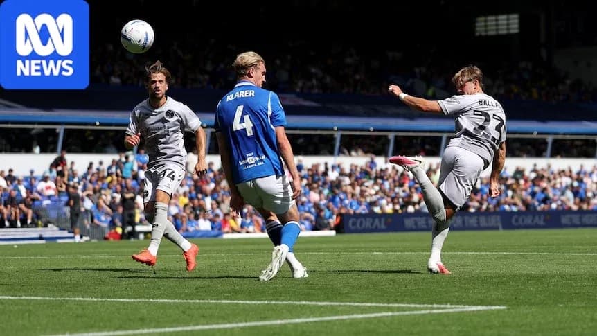 Jugador realizando un tiro a puerta en el partido