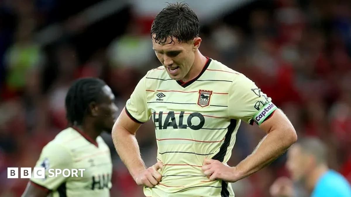 Jugador con uniforme de visitante mostrando frustración