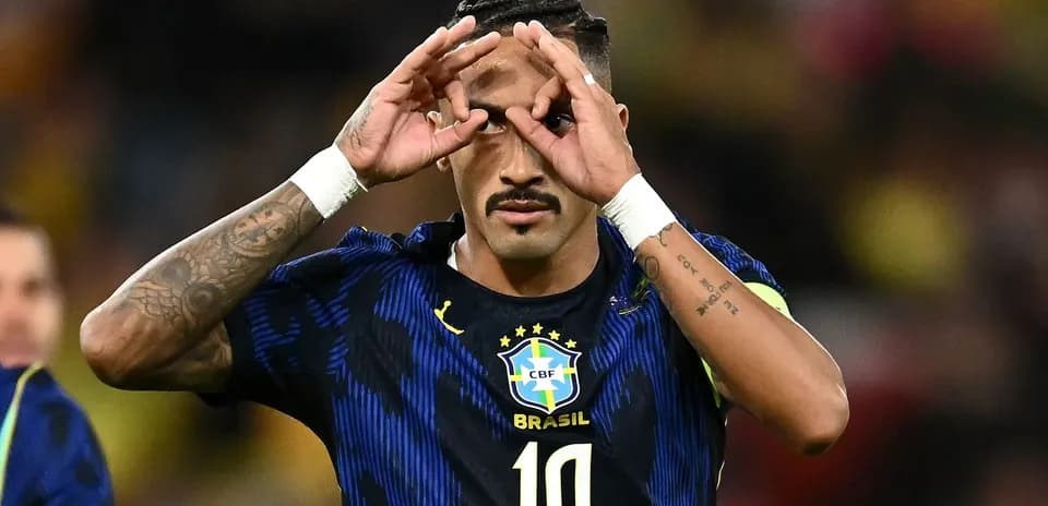 Jugador de Brasil celebrando con gesto en el campo