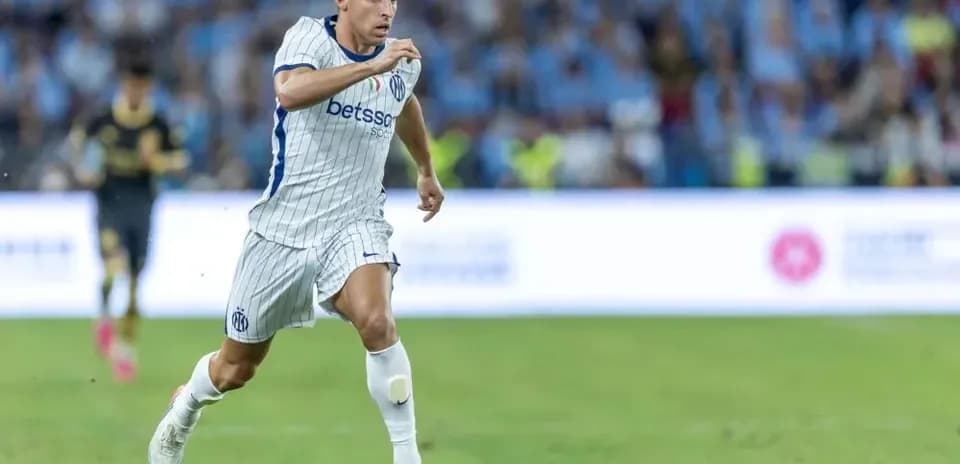 Jugador corriendo con balón en el campo
