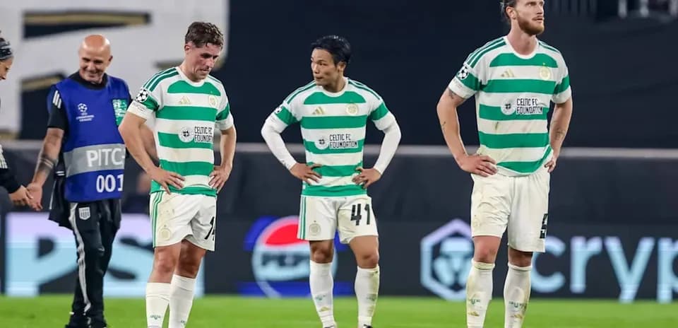 Jugadores de Celtic FC en el campo tras el partido