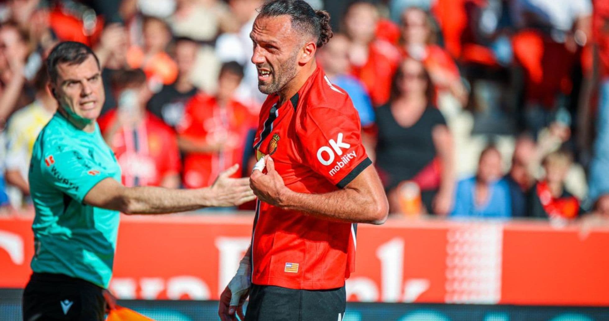 Jugador del Mallorca en acción durante el partido
