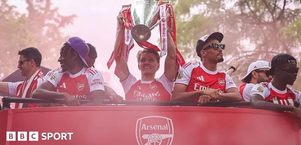 Jugadores de Arsenal celebrando con el trofeo Premier League