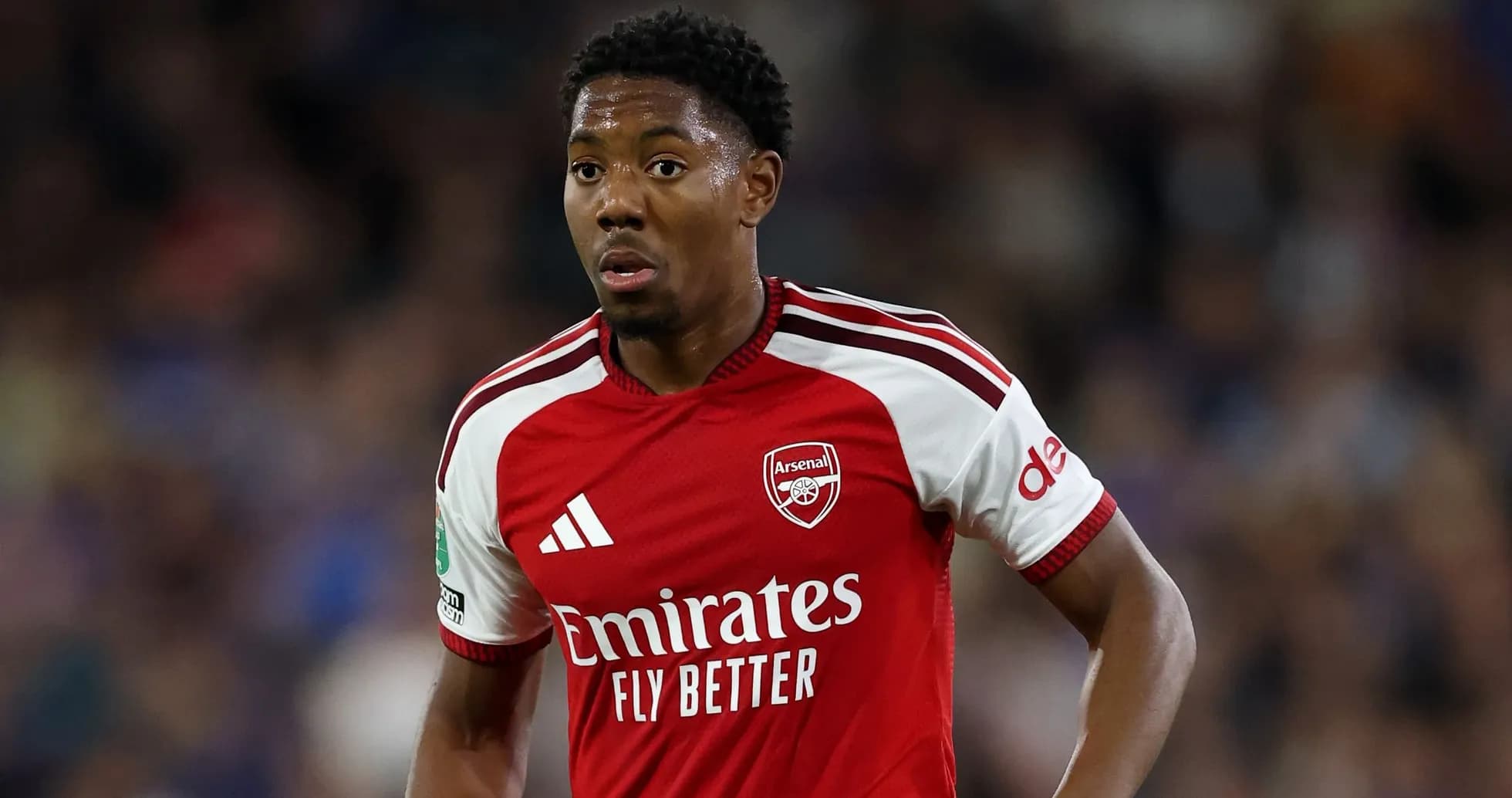 Jugador de Arsenal en acción durante un partido