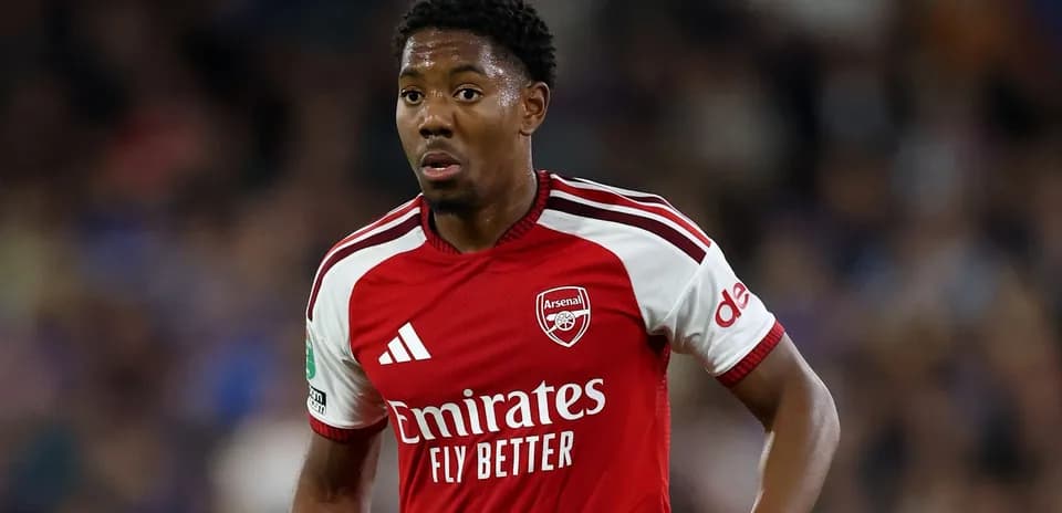 Jugador de Arsenal en acción durante un partido