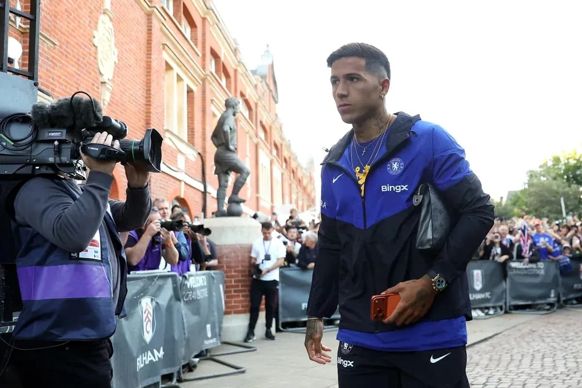 Jugador de Chelsea llegando al estadio con cámaras