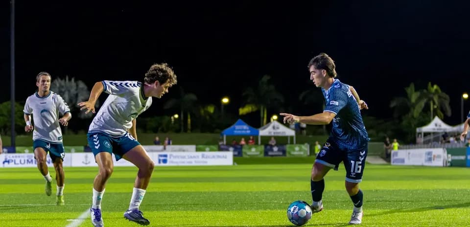 Jugador de fútbol driblando a su oponente