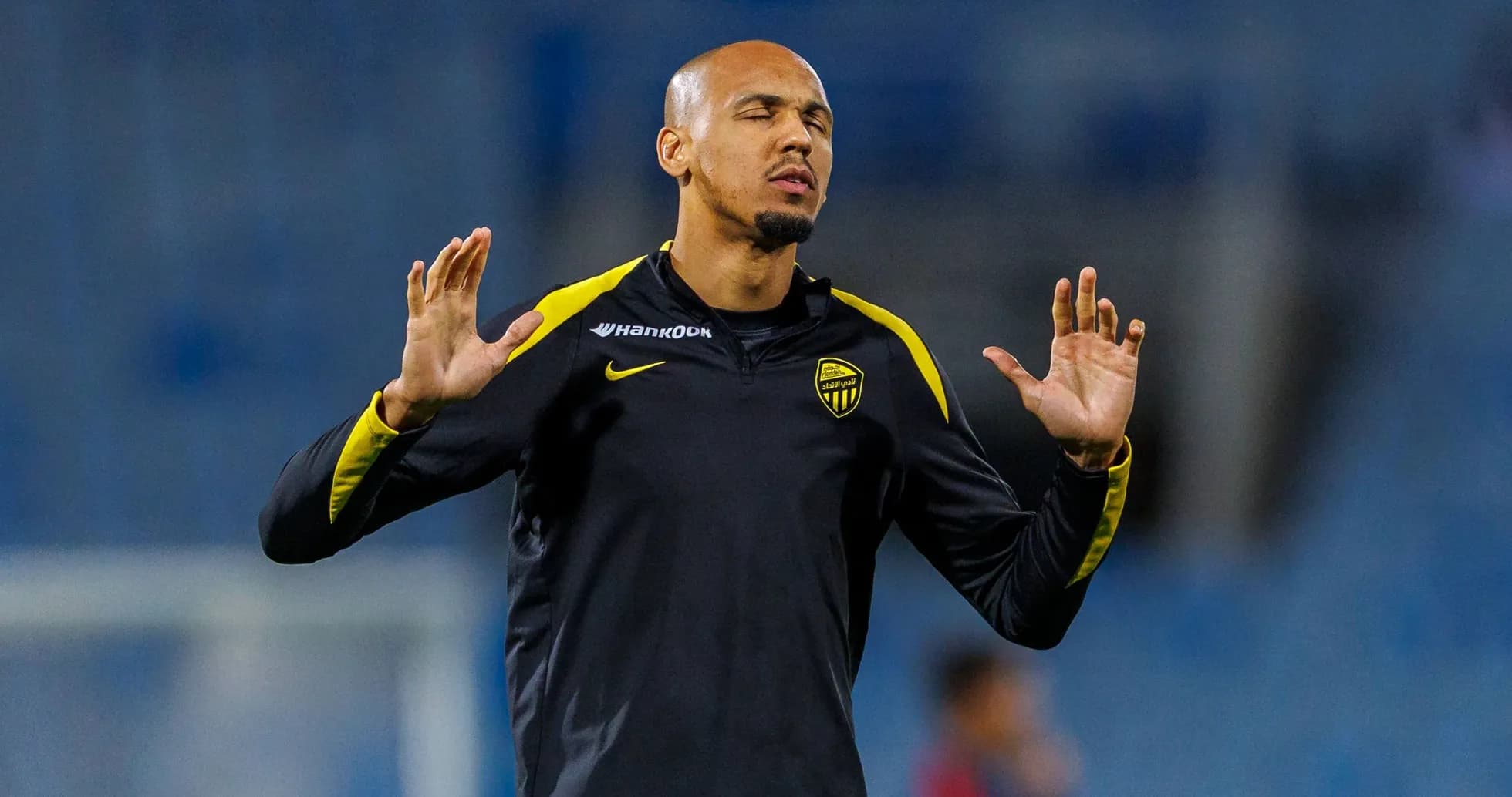 Jugador entrenando con brazos extendidos en campo