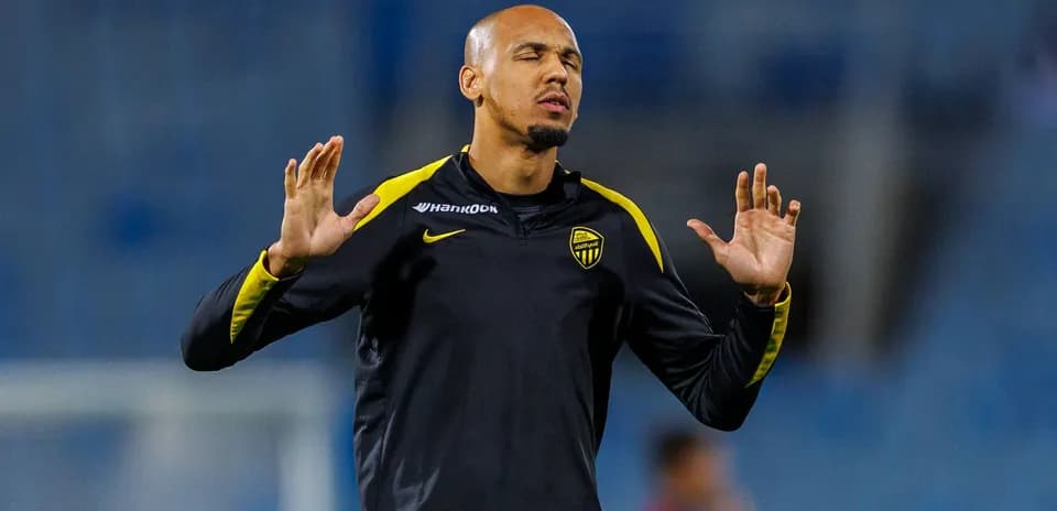 Jugador entrenando con brazos extendidos en campo