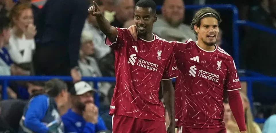 Jugadores de Liverpool celebrando un gol juntos