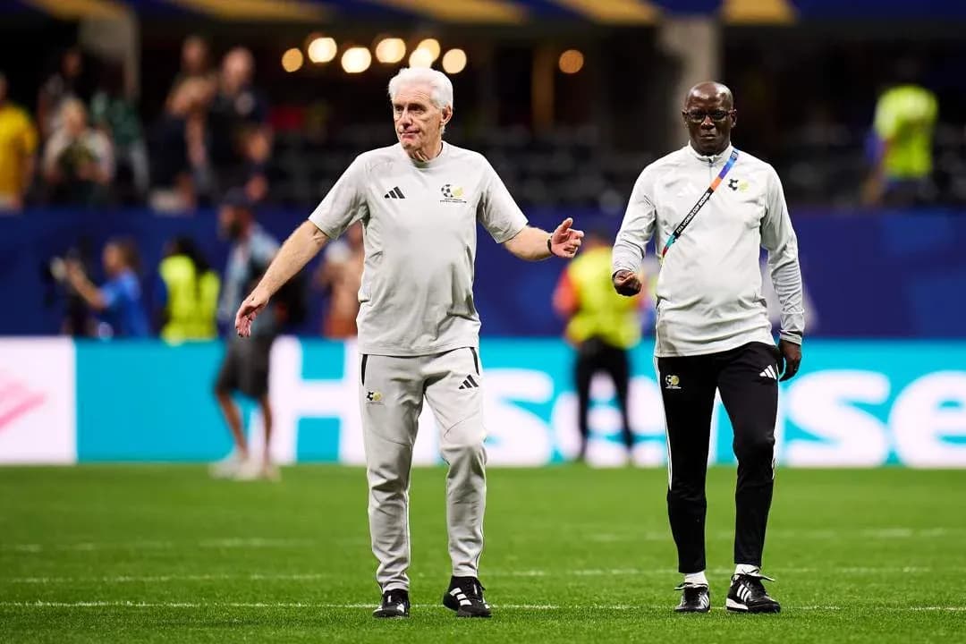 Entrenadores caminando por el campo de fútbol