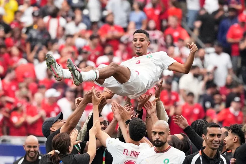Jugador levantado por compañeros en celebración