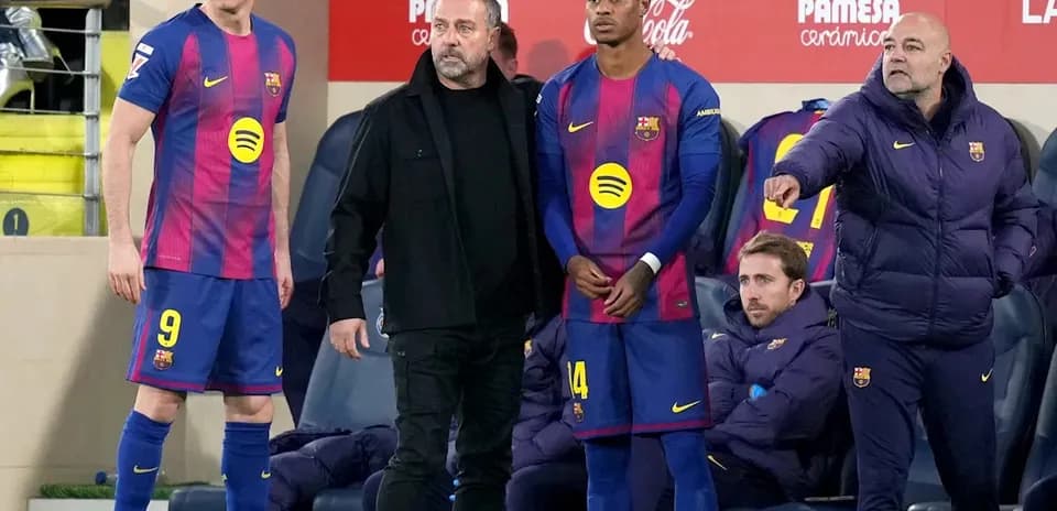 Jugadores y entrenador de Barcelona en la banca