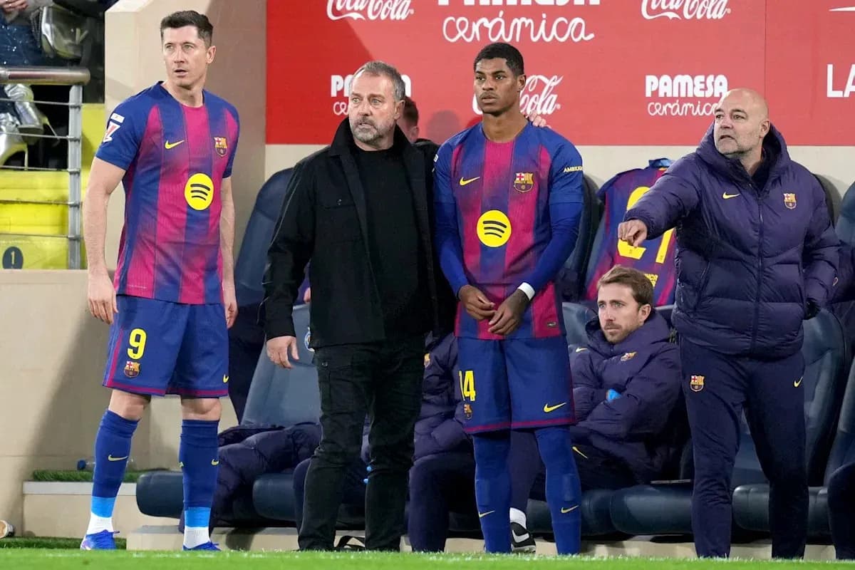 Jugadores y entrenador de Barcelona en la banca