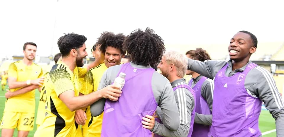 Jugadores celebrando en el campo