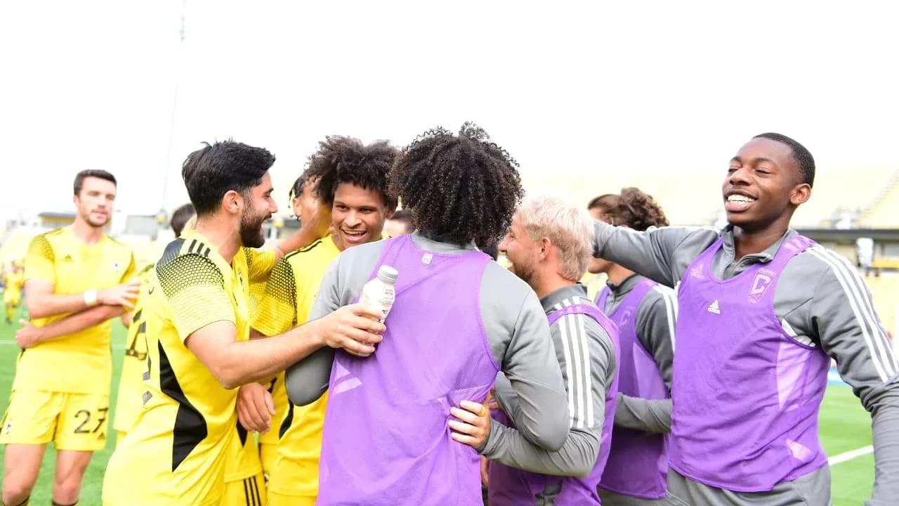 Jugadores celebrando en el campo