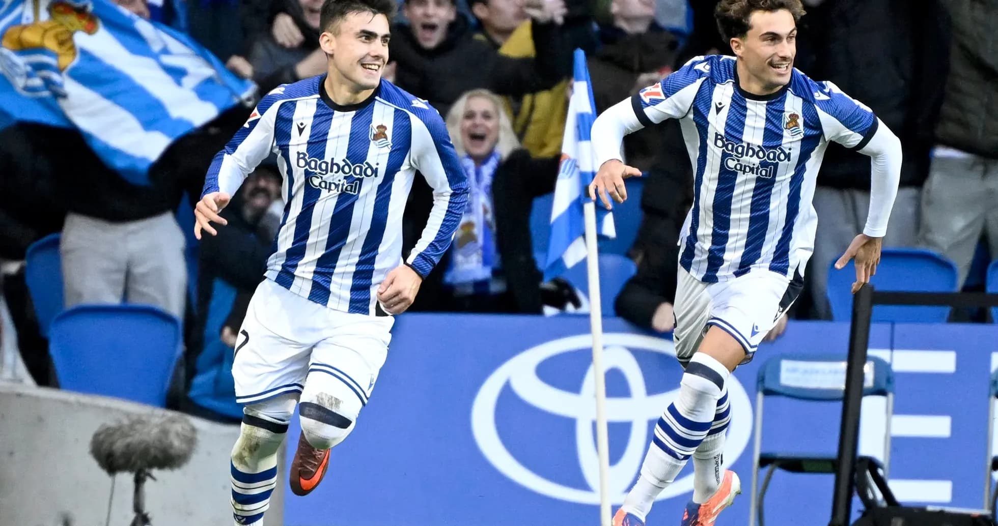 Jugadores de la Real Sociedad celebrando un gol