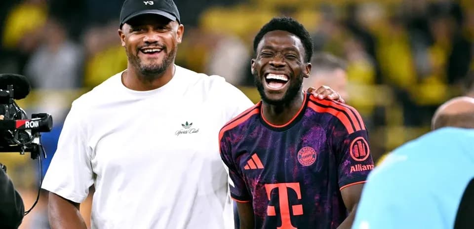 Dos hombres riendo en el campo de fútbol