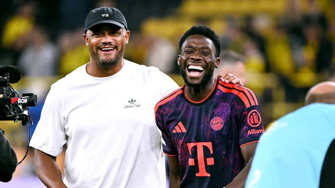 Dos hombres riendo en el campo de fútbol