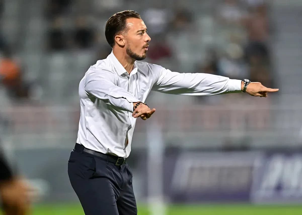 Entrenador dirigiendo desde la línea de banda