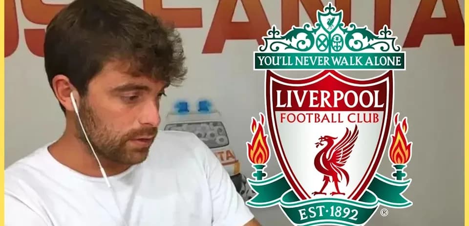 Hombre con auriculares junto al logo de Liverpool