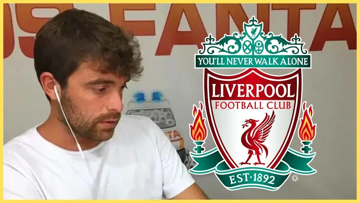 Hombre con auriculares junto al logo de Liverpool